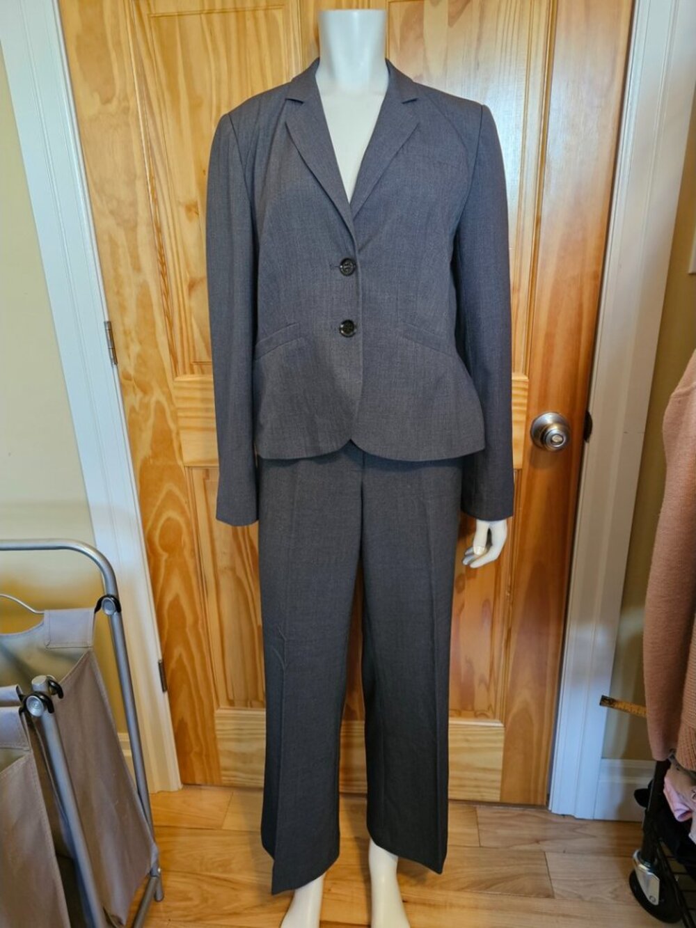 💛 26. Calvin Klein Women's Size 8 Suit